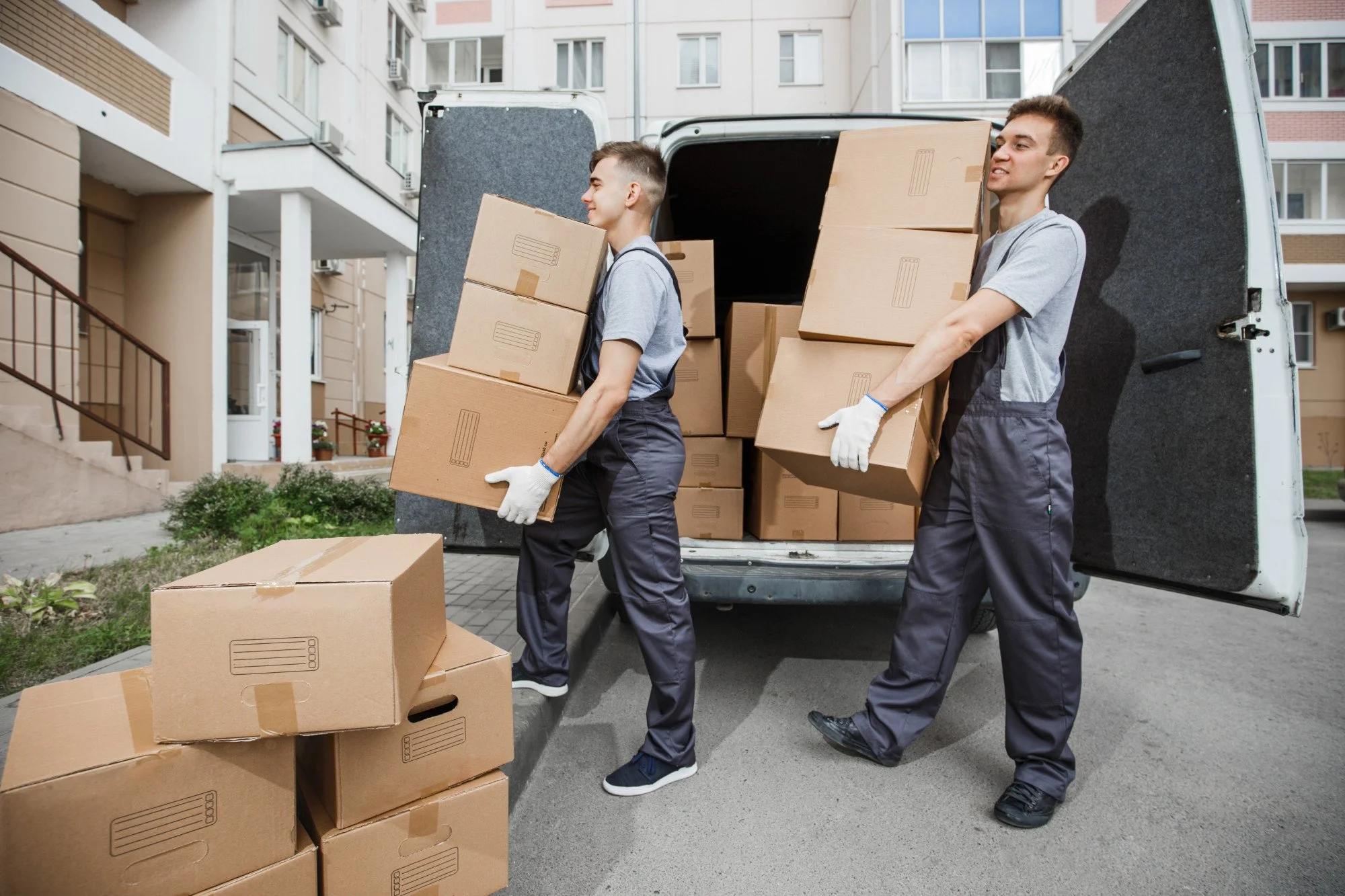 Packing to Unpacking: UAE Movers Who Handle It All for Homeowners
